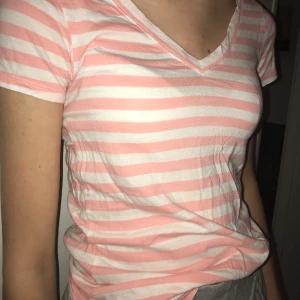 V-ringad t-shirt - En fin v-ringad t-shirt från Hollister. Skicket är väldigt bra! Pris kan diskuteras, hör av dig om du undrar något!☺️