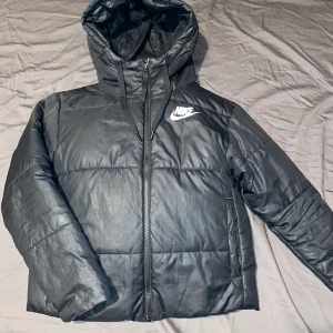 Nike jaka st.S - En fin jacka i bra skick. Storlek S men skulle också kunna passa M också. En två sidig jacka där ena passar bäst för vinter o den andra till regn och har 4st fickor.