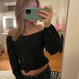 Prickig tröja - Gullig prickig volang tröja som du kan bära på många olika sätt, i superfint skick! Vet inte vilken storlek men gissar xs-s. Köparen står för frakten