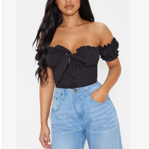 Svart topp - Sommrig svart top ifrån pretty little thing