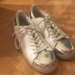 Skor Strl 39  - Ett par skor som är i stolen 39. Finns en knappa inne i skon som gör att man kan få fram färger se bild 2. Första klicket är röd därefter, grön, blå, ljus grön, ljus blå, lila, ljus blå/vit, snabb blinkande ljus blå/ vit, alla färgerna ihop och sist blinkande med alla färger. På bild 3 ser man också hur man laddar dem. Om flera vill ha dem blir det budgivning.