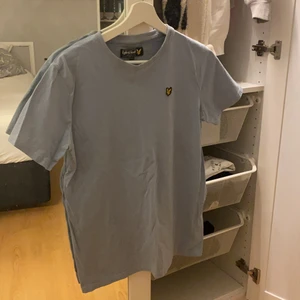 Lyle & scott t-shirt  - Jätte fin somrig blå färg, knappt använd. Perfekt nu till sommaren.