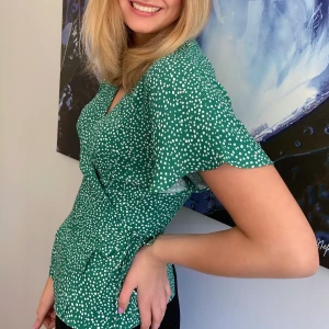 & Other Stories, blus - Grön, vit prickig underbar blus från & other stories, storlek 38, endast använd fåtal gånger, perfekt till våren! Pris kan diskuteras:)