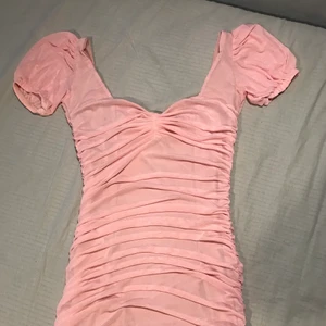 Klänning - En jättefin klänning som jag har aldrig använt. Materialet är ganska tunn. Skriv privat vid intresse och frågor. Köpare står för frakt!