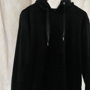 svart silkes hoodie  - helt ny säljer pga passar ej. strl xl men passar som M/L. super fin i mycket bra skick, tyget är mjukt på insidan och ut!! köpt för 349kr säljer för 70 + frakt 