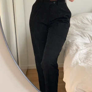 Giorgio Armani byxor - Aldrig använda endast testade. Väldigt snygga men lite korta för min smak tyvärr (183cm) slutar precis över ankleln. Storlek 30, sitter som en 38 på mig ungefär. 