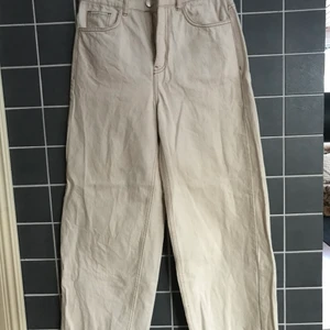 Raka jeans  - Raka jeans i cream/beige färg. Inte mycket använda bara skrynkliga (kan strykas om de önskas)