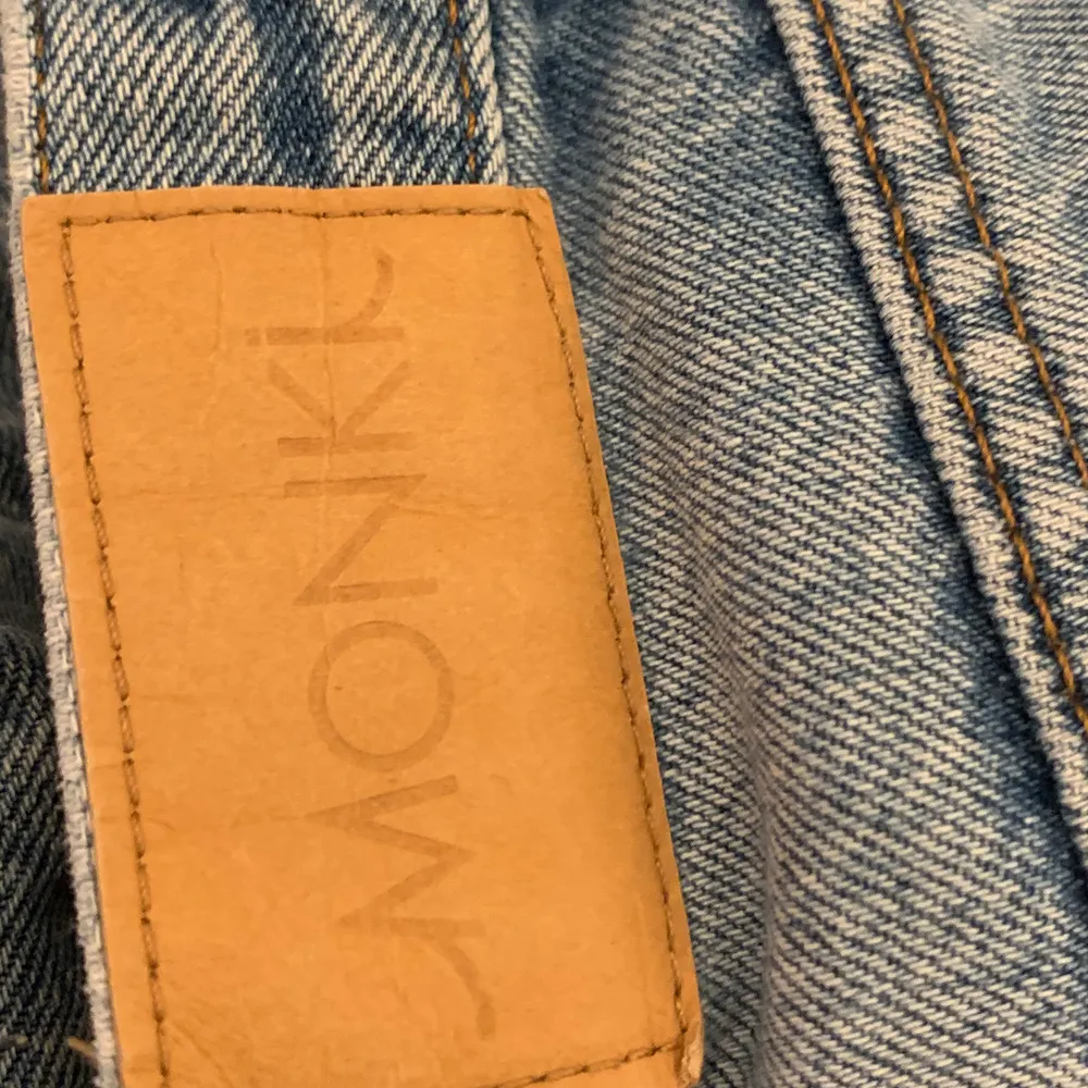 Säljer mina snygga monki jeans pga av att de är för korta för min smak. Jag är 165cm. Dom är sällan använda. Fast dom är jätte coola o snygga. Köpta för 400kr säljs för 170kr+frakt. Buda gärna högsta budet kan va 250kr+frakt. Frakt kostnaden kan diskuteras . Jeans & Byxor.