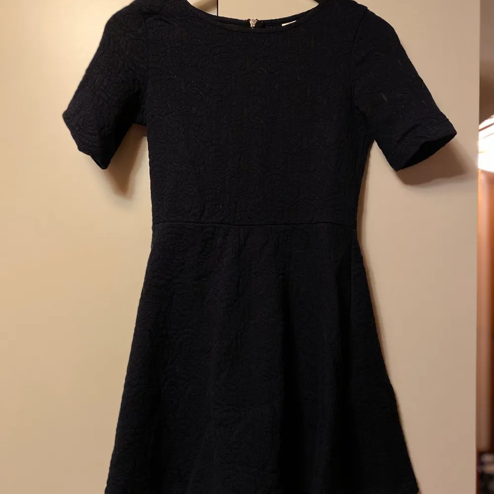 En supersöt marinblå klänning. Aldrig använd. Säljes för 40kr, frakt tillkommer . Klänningar.