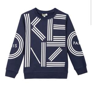 Säljer en as snygg Kenzo långärmad tröja/sweatshirt i nyskick! Den har  en fin marinblå färg med vita detaljer! Tröjan är i barn stl 16, men skulle säga att den passar definitivt en XS-S då jag har det nu! Orginal pris är 659kr så detta är ett kap;)❤️