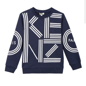 Marinblå Kenzo långärmad tröja - Säljer en as snygg Kenzo långärmad tröja/sweatshirt i nyskick! Den har  en fin marinblå färg med vita detaljer! Tröjan är i barn stl 16, men skulle säga att den passar definitivt en XS-S då jag har det nu! Orginal pris är 659kr så detta är ett kap;)❤️