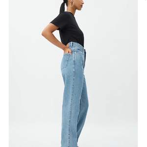 Jeans ifrån Weekday i modellen Rowe High Waist. Storlek 27/30. Använda 3 gånger. Superfina och sitter bra i midja/lår men lite lösare över smalben/skor💕💕