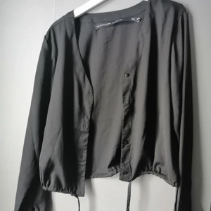 Blus  - Fin blus med knappar och snörning för att spänna, välja längd på blusen, fin detalj. Buda 