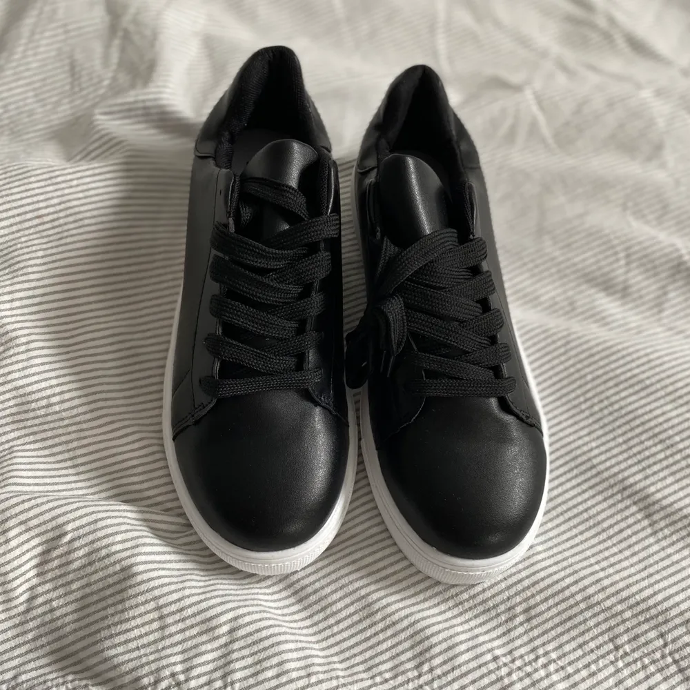 Helt oanvända svarta skor! 🖤 små i storlek så passar 38. Skor.