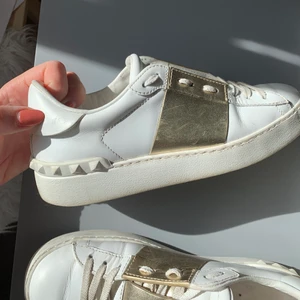 Valentino sneakers - Tänkte ha budgivning på dessa då jag vill köpa ett par andra💓 dom är ganska rena men ändå använda så märket vid hälen har slitits bort med tiden🌸 storlek 36,5 men passar 37💕 bud från 2000 kr i kommentarerna alternativt köp direkt för 2500❤️ KVITTO FINNS!