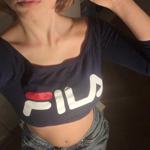 Mörklila Fila croptop  - Ultrahet croptop köpt på Urban Outfitters!! Står XS men passar upp till M (är själv S) då materialet är väldigt stretchigt:* Mer mörklila än den svarta färgen den verkar ha på andra bilden. Endast använd en gång!!