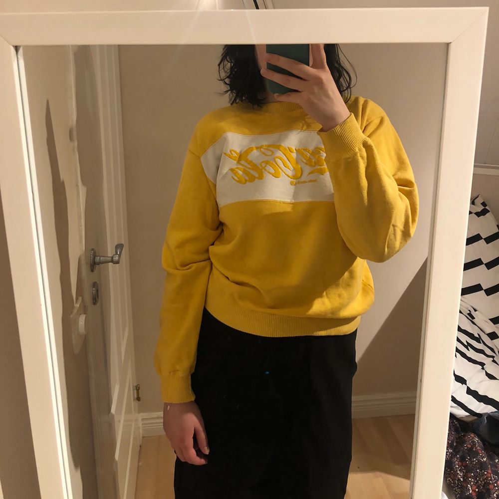 En gul sweat inhandlad på Beyond retro! Så skön och riktigt bra oversize-passform. Skulle gissa strl M-L, passar bra lite oversize på mig som är S-M. När jag köpte tröjan var fläckarna på sista bilderna redan där så de går tyvärr inte bort i tvätten. Jag brukar dock vika upp muddarna och den på ärmen upptäckte jag inte ens förrän nu!😊 skriv för fler bilder❤️. Tröjor & Koftor.
