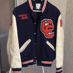 Jacka - Intressekoll på min versity jacket.                                    Marin blå baseballjacka med inslag av orangea detaljer. Normal passform på mig som vanligtvis är M. Köpt här på plick för omkring 2000kr. ✌🏻