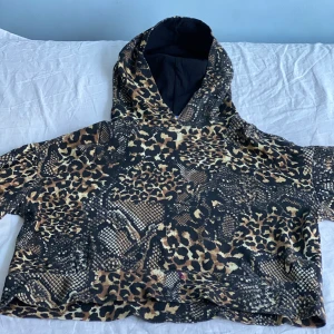 Olika djur mönster, huddie  - En croppd huddie med olika djur mönste 🐅🐆🦒