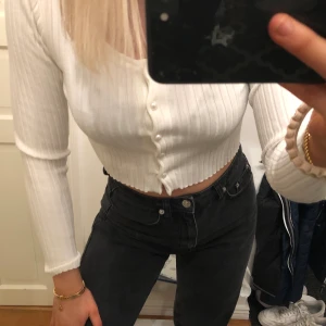 Söt topp från Monki - Jätte fin topp från Monik, i storlek S, knapparna går att knäppa upp så man kan styla den på många sätt, endast använd 1 gång (jag står ej för postens slarv)