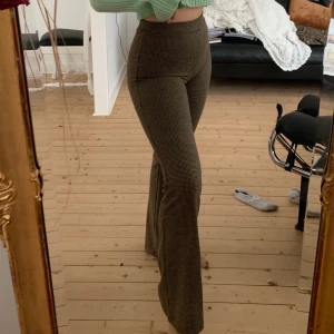 Rutiga byxor - Bruna rutiga byxor som är använda Max en gång. Sitter jätte bra i rumpan och är jätte sköna. Går över skorna på mig som är 167 lång:)