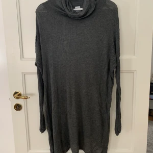 Saint Tropez M - Grå tunn tröja med turtleneck