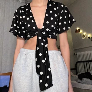 Knytblus  - Söt knytblus som inte kommer till användning! Varan köptes i nyskick och har använts ett fåtal gånger, så den känns fortfarande ny! Varan har inte några defekter. Läs gärna min profilbeskrivning innan köp, då returer inte accepteras 🧚🏼💓