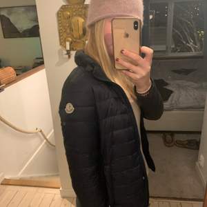 Vad skulle du kunna lägga på min moncler jacka? Buda privat💕💕startbud 900kr, HÖGSTA BUD 2000kr!