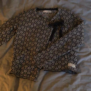 Odd Molly  - Säljer min Odd Molly kofta. Är i storlek 1 och säljer den för 400 kr.