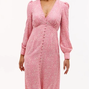 Blommig klänning! - Såå fin adoore inspirerad klänning. Aldrig använd, etickett finns kvar. Säljer på grund av att den inte passar i storlek💓💓💓💓