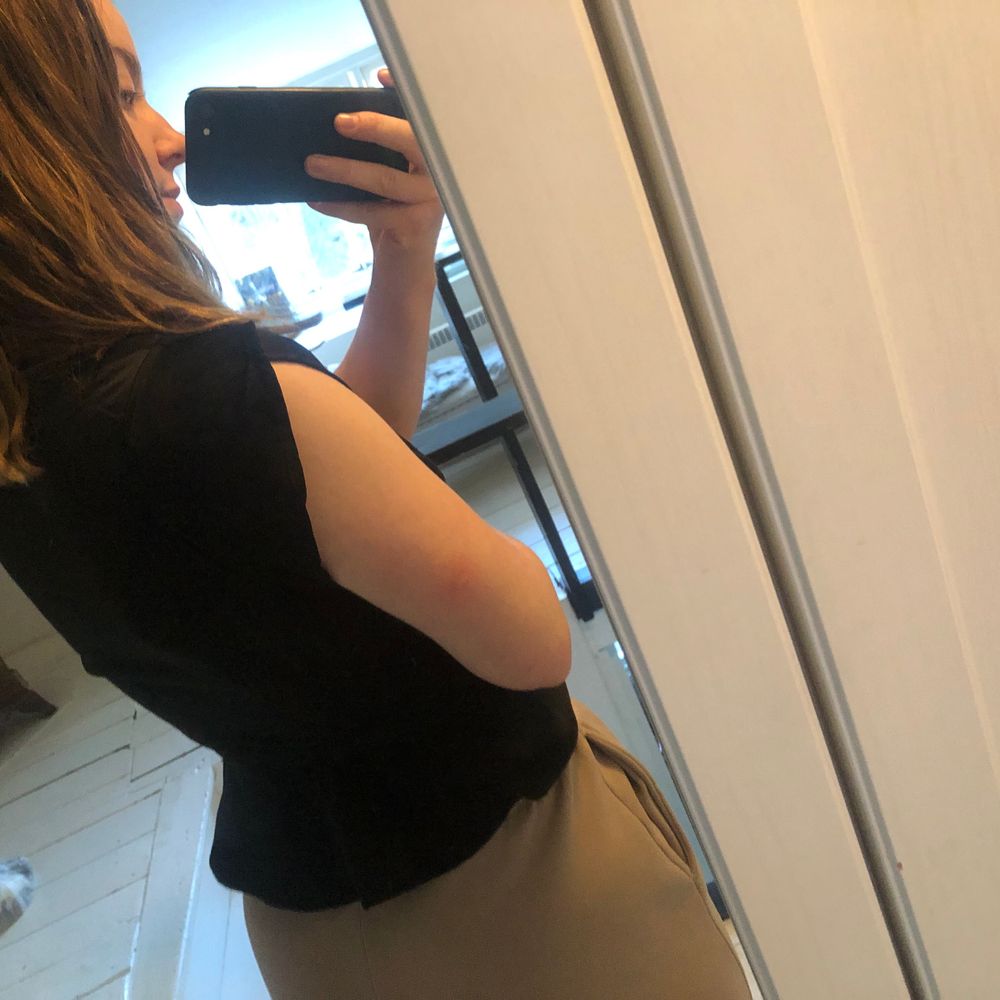 Topp i sidentyg från Motel. Väldigt urringad och sexig! Man knyter toppen med två band. Volang nedtill. Kortare modell. Tyget är väldigt tunt och har blivit lite ”repigt”, som små skåror i. Det syns knappt när man bär den dock 🤗 Obs! Katt finns i hemmet 🥰. Toppar.