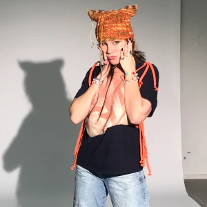 VÄST - MORAL - Väst designad och sydd av oss i material från second hand. Jätteskön pga fodrad, och går att justera storleken med hjälp av banden! Skitsnygg som linne eller över tisha, tjocktröja, skjorta osv<3 Kolla in vårt ig för mer: @__moral.__