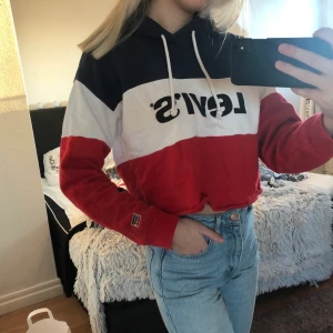 Levi’s hoodie - Väldigt fin blå, vit, röd hoodie ifrån Levi’s, (köpt i levi’s egna butik). Den sista bilden är en lånad bild på samma hoodie. Den är i mycket fint skick typ som ny, bara använt ett fåtal fånger. Nypris 650 kr. Priset kan diskuteras.