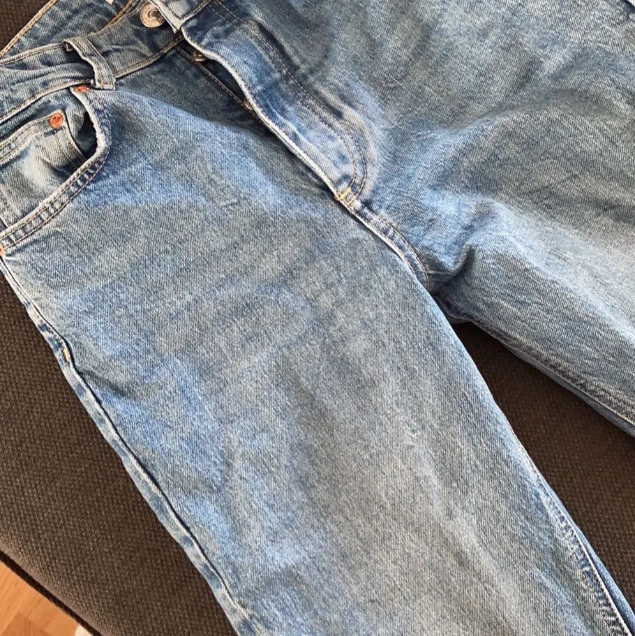 Säljer dessa jeans i storlek 36 från Zara. Har inga bilder med jeansen på då dom är för stora för mig men det är samma modell som på första bilden bara att dessa är i en ljusare färg. Dom har även en kant där nere. Skriv till mig vid eventuella frågor. 💕💕 ( Skulle även kunna byta mot ett par i storlek 34 från zara). Jeans & Byxor.