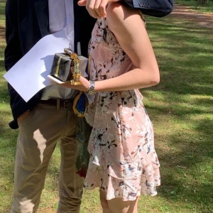 Blommönstrad klänning - Jättefin rosa och blommig klänning, endast använd en gång.