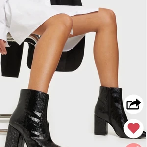 Helt Nya, Oanvända ankelboots i lack med struktur - Helt Nya, Oanvända supersnygga svarta ankelboots i lack med struktur i läderimitation. Spetsig tå samt snygg klack och dragkedja på sidan. storlek 38 med prislappen kvar, säljes endast pga fel storlek och för sent att skicka tillbaks. Nypris 550kr säljes för 400kr eller bud!