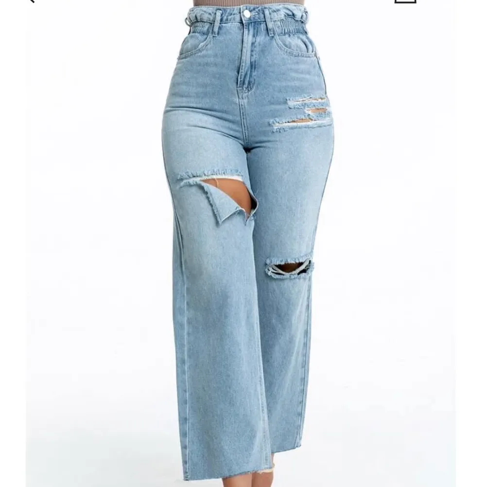 Ett par blåa jeans från shein med hål på båda benen, sitter bra i midjan. Har aldrig använt dem. Ordinarie pris är 289 kr. Skriv privat med pris och om du undra något. . Jeans & Byxor.