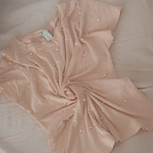 T-shirt  - Rosé färg T-shirt 💖 jätte fint då den inte är användt alls 💖 kan sälj vid en snabb affär 😀