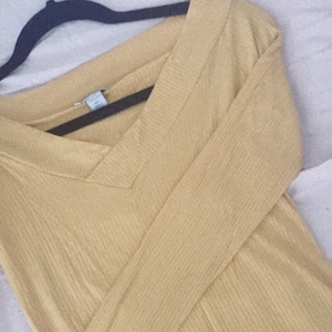 Gul tröja  - Gul tröja inte användt alls 💛, kan sälja vid en snabb affär 😀