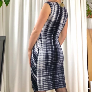 Klänning - Klänning i coolt batikmönster. Superbekväm och i fin kvalité✨