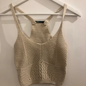 Stickad top - Beige stickad top ifrån gina💛 Storlek XS men passar 100% S också! Använd max 3 gånger. Jag minns inte vad den kostade när jag köpte den men gissar på runt 150kr✨ säljer för 60kr 💛