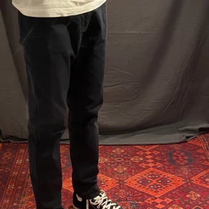 Marinblå chinos - Marinblå chinos. Aldrig använda och säljer pga liten storlek. I gott skick.  ❗️ Tar emot bud ❗️