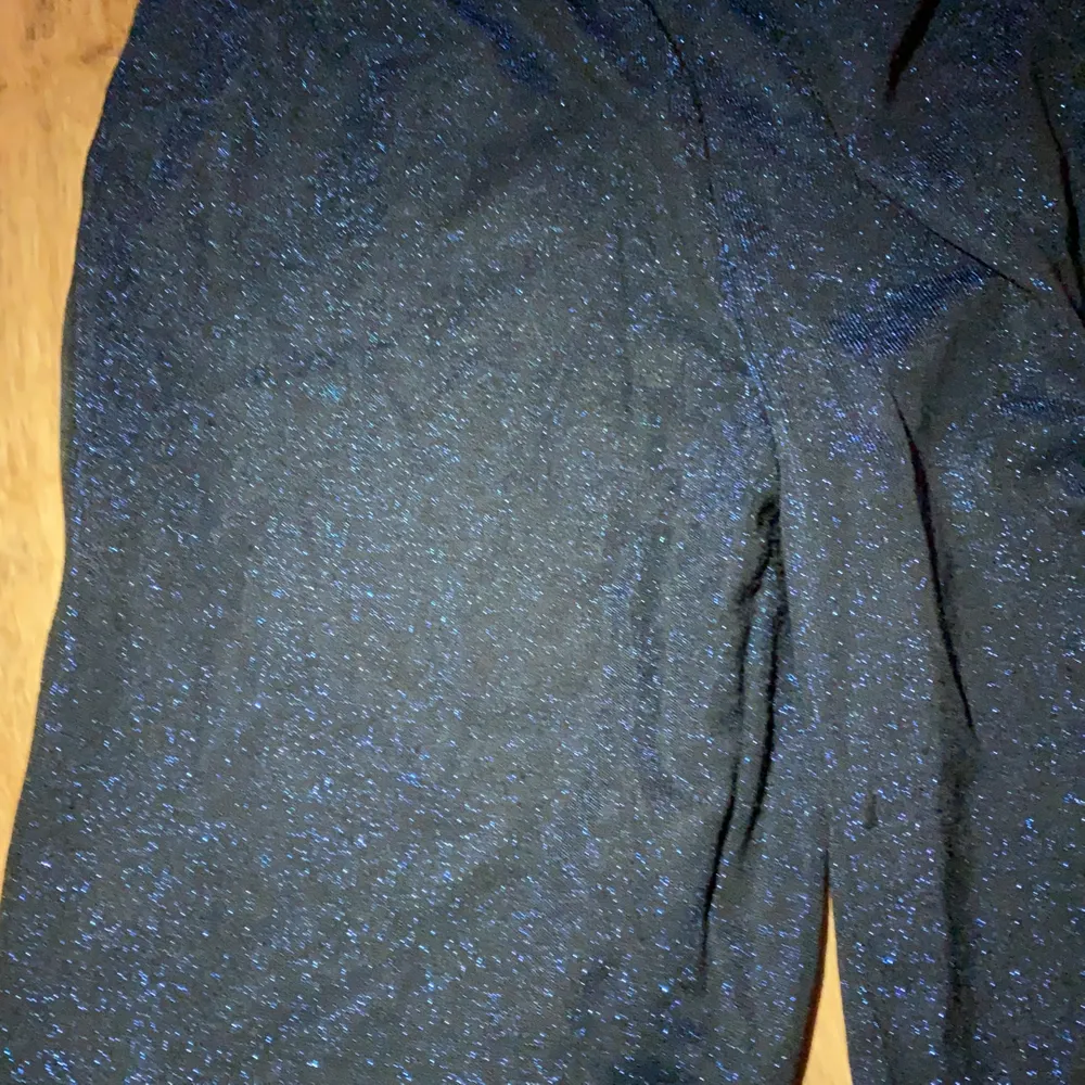 En pyjamas byxa med glittrig blå färg.💙🖤. Jeans & Byxor.