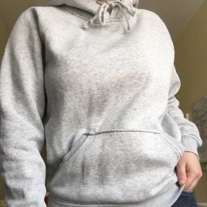 Hoodie  - Hoodie från Bik Bok, knappt använd. XS men stor i storleken, passar mig som är M.