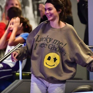 Kanye tröja  - Säljer även denna Kanye tröja åt min kompis. HELT NY ligger kvar i original förpackningen. Dem är väldigt populära just nu och väldigt fina ;). fraktfritt. Säljer den först till kvarn och ingen budgivning efterssom att jag säljer åt min kompis som vill bli av med den så fort som möjligt. Pris 600lr inkl frakt på 96kr så totalt 600kr. Strl xxl men sitter mer som en xl och min kompis säger att den sitter oversized på henne som är ca 175