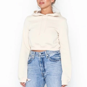 Cropped beige hoodie nelly  - Cropped beige hoodie från Nelly som inte längre finns i sortimentet. Nypris är 300kr och Storlek S. Använd ett par gånger men nytvättad och som ny 