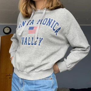 Hoodie Gina tricot - Hoodie från Gina Tricot i storlek S