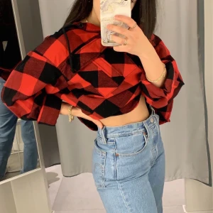 Rutig skjortjacka  - En rutig skjortjacka från hm som jag köpte förra året men har endast använt vid två tillfällen! Den är i nyskick och jättefin, oversized. Man kan använda den som vanlig ”tröja” också men jag har använt den som jacka. Sista bilden är lånad men det är ett sätt man kan ha den på.