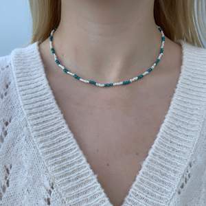 Blåvitt pärlhalsband med små pärlor 🤍🦋💙 halsbandet försluts med lås och tråden är elastisk 
