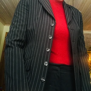 Vintage Blazer Kritstrecksrandig  - Jättesnygg kritstrecksrandig damblazer, säljs pga för lite användning. Sitter tajt och snyggt och svänger in i midjan. Kommer från en äldre Kappahl-kollektion. Hör av er om ni har frågor eller vill ha mer bilder! ✨💕
